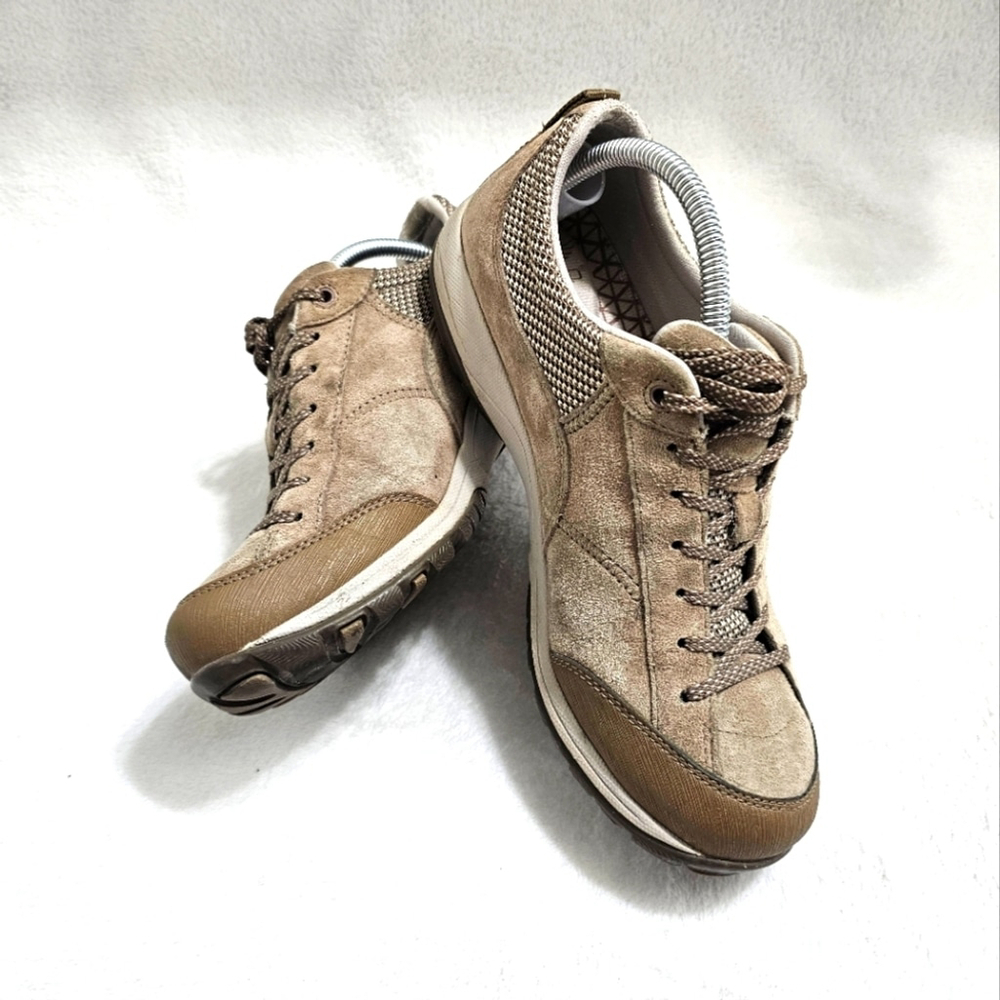 Women's Dansko Vibram sneakers. Walnut suede 8.5 US